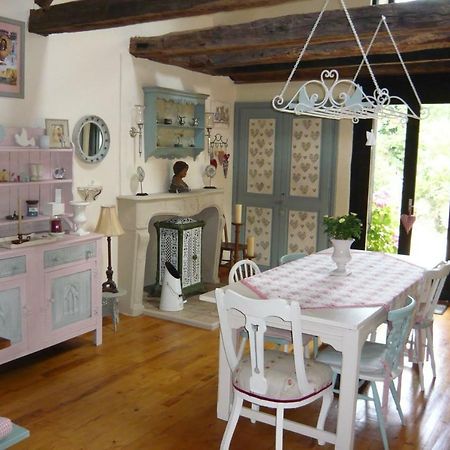 L'Arbre D'Ange Bed & Breakfast Монморийо Екстериор снимка