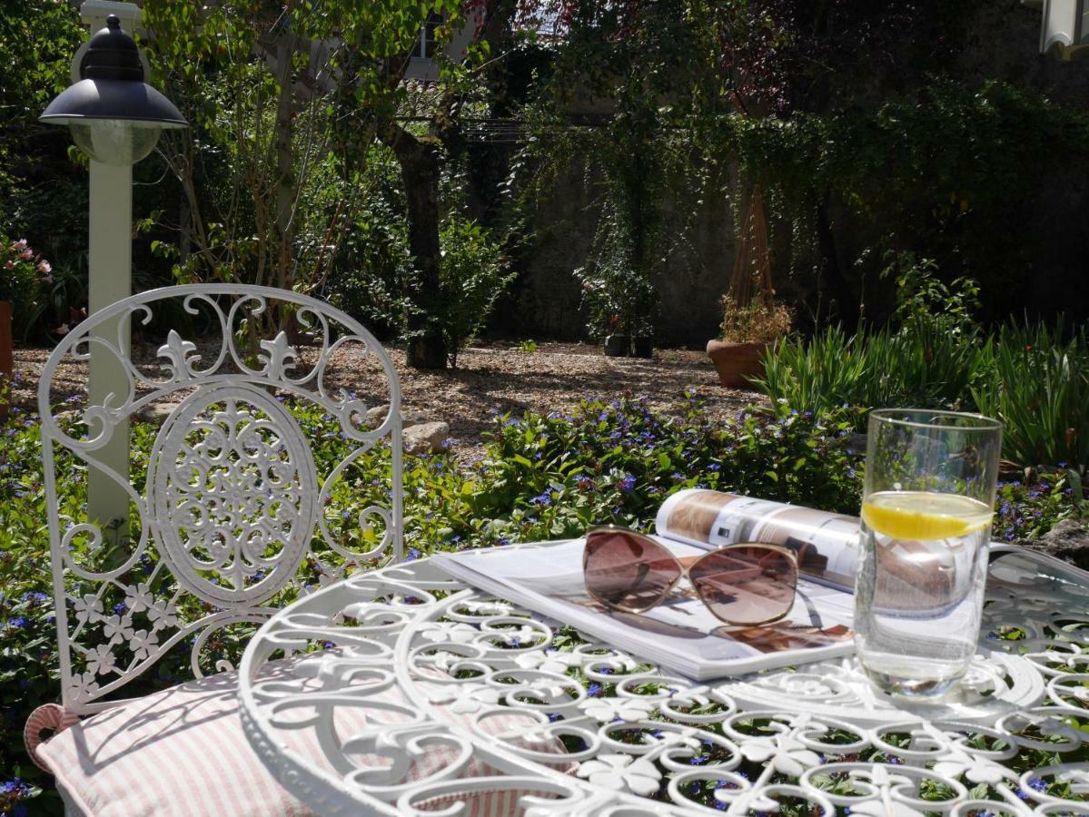 L'Arbre D'Ange Bed & Breakfast Монморийо Екстериор снимка