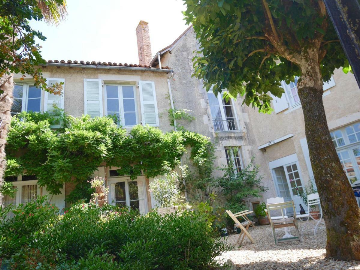 L'Arbre D'Ange Bed & Breakfast Монморийо Екстериор снимка