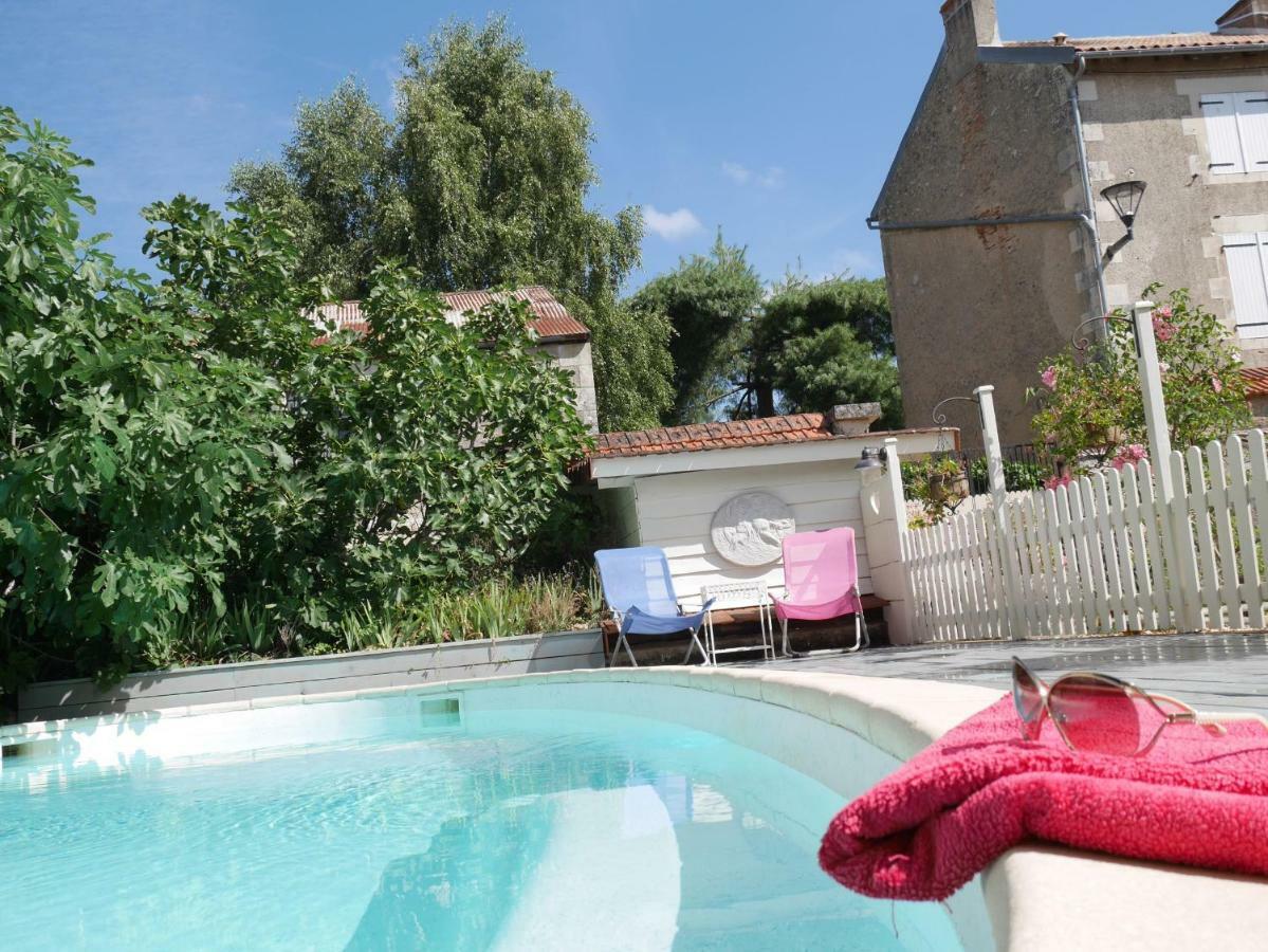 L'Arbre D'Ange Bed & Breakfast Монморийо Екстериор снимка