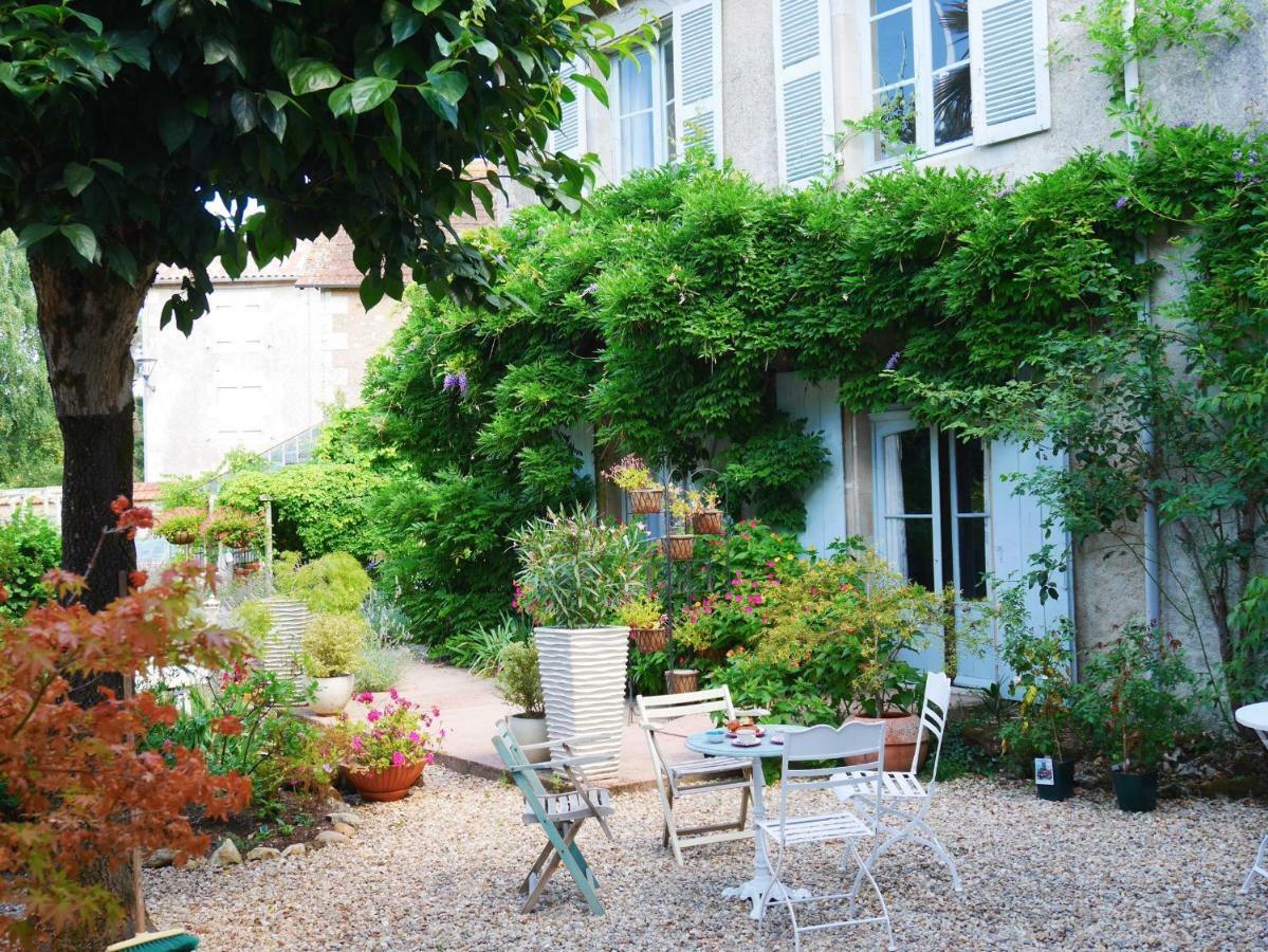 L'Arbre D'Ange Bed & Breakfast Монморийо Екстериор снимка