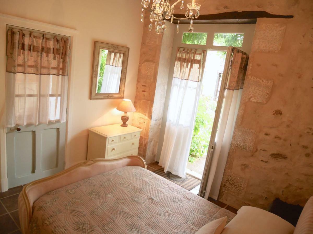 L'Arbre D'Ange Bed & Breakfast Монморийо Екстериор снимка