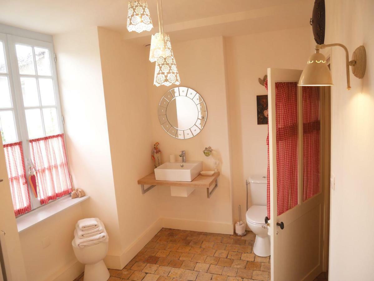 L'Arbre D'Ange Bed & Breakfast Монморийо Екстериор снимка