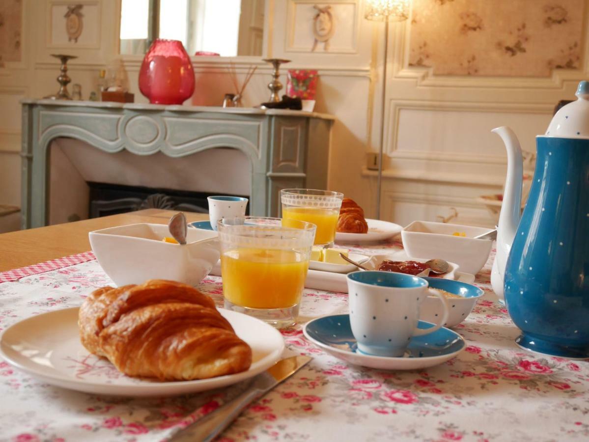 L'Arbre D'Ange Bed & Breakfast Монморийо Екстериор снимка