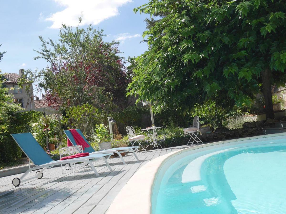 L'Arbre D'Ange Bed & Breakfast Монморийо Екстериор снимка