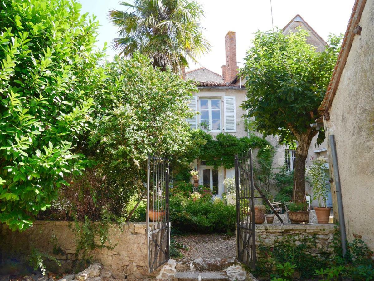 L'Arbre D'Ange Bed & Breakfast Монморийо Екстериор снимка