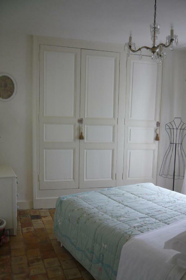 L'Arbre D'Ange Bed & Breakfast Монморийо Екстериор снимка