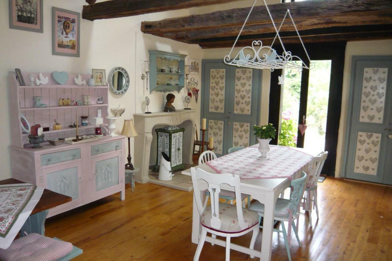 L'Arbre D'Ange Bed & Breakfast Монморийо Екстериор снимка